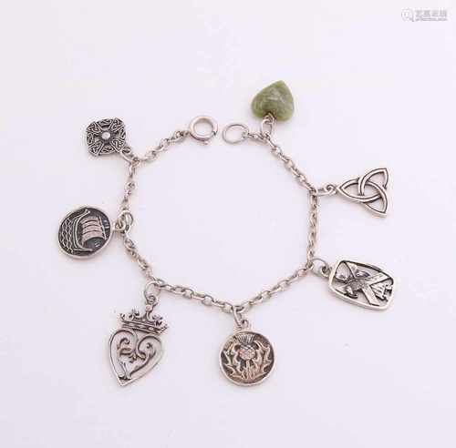 Silver bracelet with seven Celtic / Scottish charms, 925/000. IONA noticed. 18,5cm. approximately