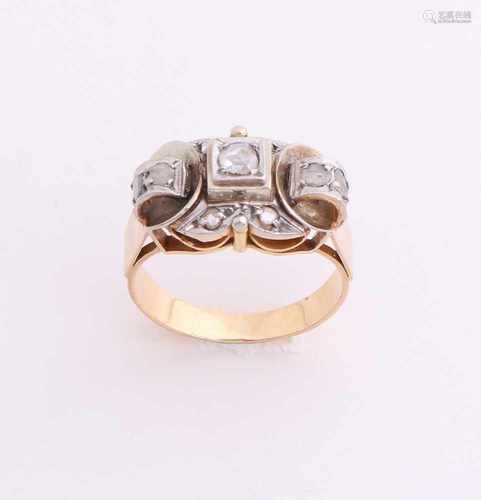 Yellow gold ring, 585/000, with diamond. Ring with reprocessed white gold head in a kind of bow