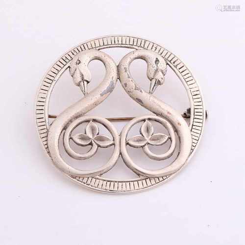 Fine silver brooch, 835/000, round model with two swans. ø 55 mm. CA12 grams. MT & Co .: satellite