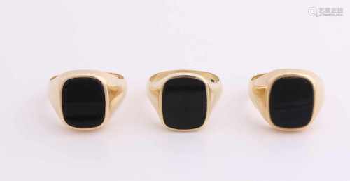 Three yellow gold signet rings, 585/000, with onyx. Seal rings with one onyx rectangular with