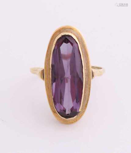 Yellow gold ring, 585/000 with amethyst. Ring with elongated narrow oval zetkast with a faceted