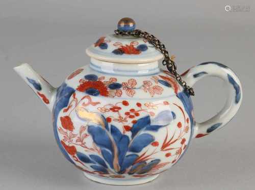 18th Century Chinese porcelain teapot with floral decor. Size: 10 x 14 x 8.5 cm dia. In good