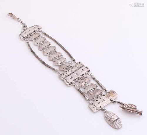 Special silver watch chain, 835/000, with diamond-shaped links and silver thread, with 2 charms.