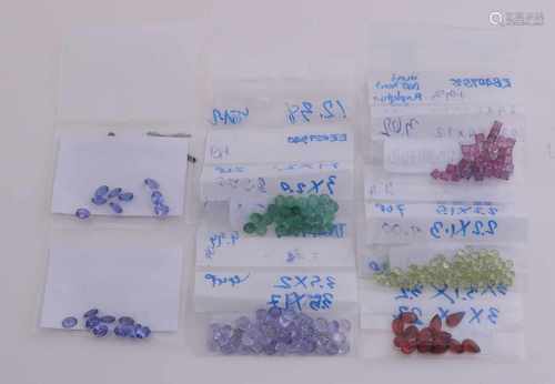 Lot loose gemstones with 13 garnets, a total of ca 3.57 ct, 26 emerald stones total ca 3.38 ct, ct