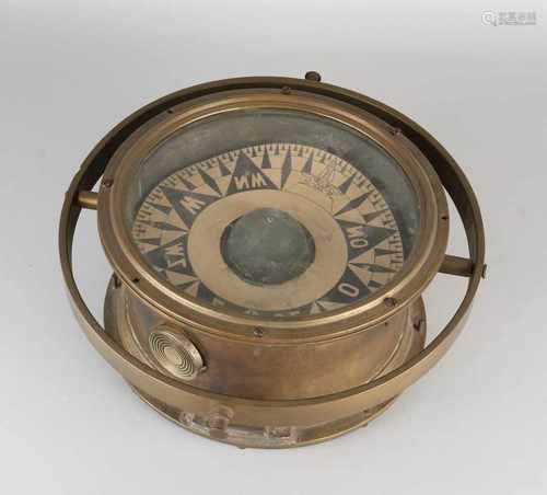 Large antique brass ship's compass. Unnoticed. First half 20th century. Size: ø 16 x 35 cm. In