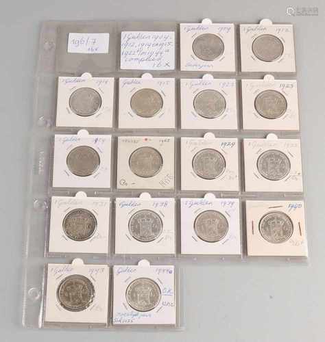 16x Silver guilders. 1904, 1912, 1914, 1915 and 1922 t / m 1944. Complete. In good condition.