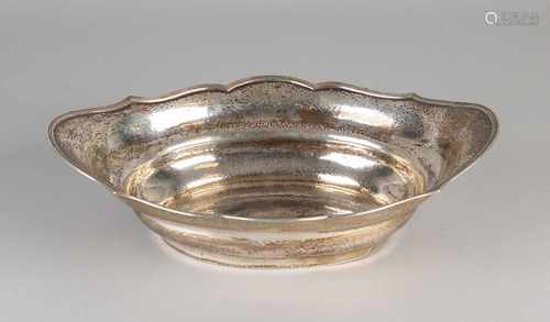 Silver scale, 833/000, oval gecontourneerd model with a soldered edge fillet. The shell is