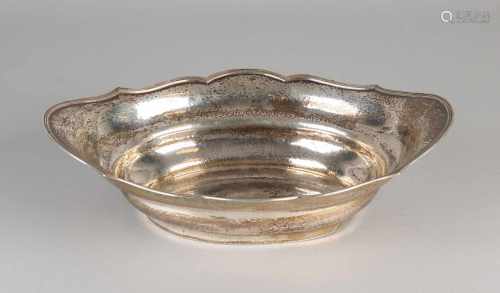 Silver scale, 833/000, oval gecontourneerd model with a soldered edge fillet. The shell is
