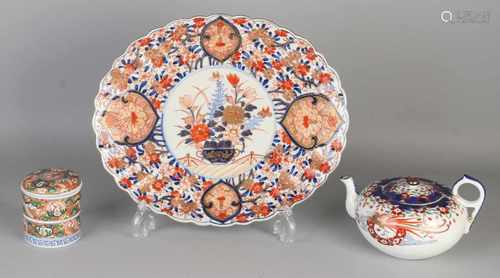 Three parts 19th century Imari porcelain. Several sets. Comprising: Teapot, handle gekramt. Box