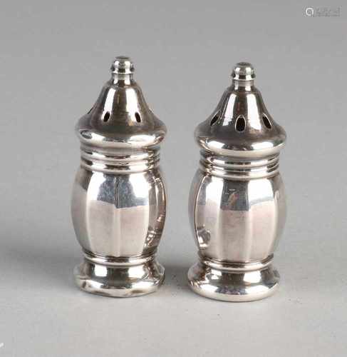 Silver salt and pepper shaker, 925/000, on circular base with ribs. 6 cm. about 15 grams. Some minor