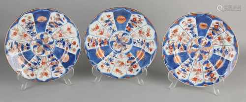 3x 18th Century Chinese porcelain plates with floral decoration in scenes. Dimensions: 22 cm. In