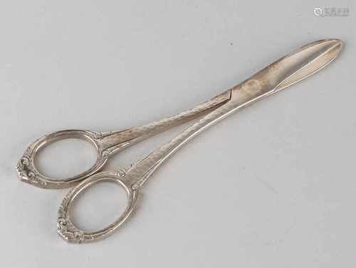 Silver scissors, 833/000, decorated with hammer curls and features on grepen.MT .: H.Hooijkaas,