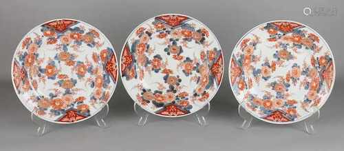 Three 19th century Imari porcelain plates with floral decor. Size: ø 21.7 cm. In good condition.Drei