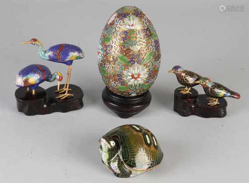 Five parts old cloisonne. 20th century. Consisting of: Egg, turtle and four birds. Size: 6-11 cm. In