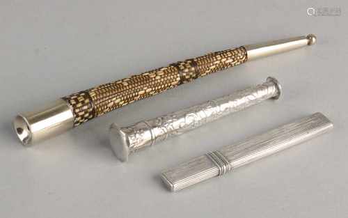 Lot with a knitting needle sheath and sleeves with silver. The knitting sheath is made of goose