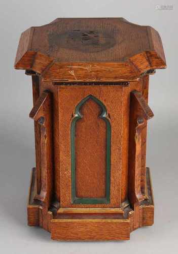 19th Century Gothic Revival oak console for a religious figure. Size: 32 x 24 x 24 cm. In good