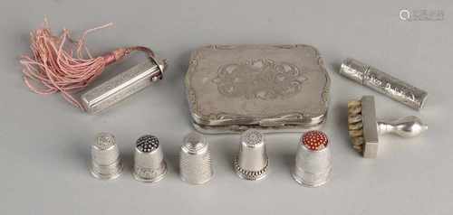 Lot silver with lipstick holders 2, 5 thimbles, and a brush, a variety of contents, with a powder