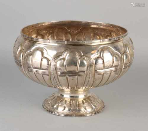 Big silver bowl, 925/000, round bowl driven operation on circular base. ø 26x17cm. approximately 833