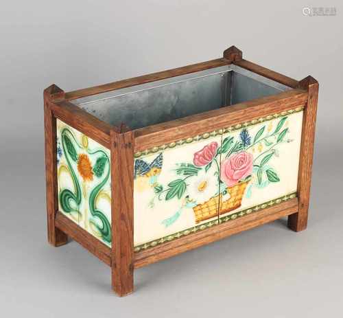 Antique Majolica jardiniere with tiles. Circa 1910 Oak and sink planter. Size: 24 x 34 x 20 cm. In