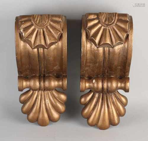 Two 19th century bronze timber inserted wall brackets. Size: 30 x 15 x 14 cm. In good condition.Zwei