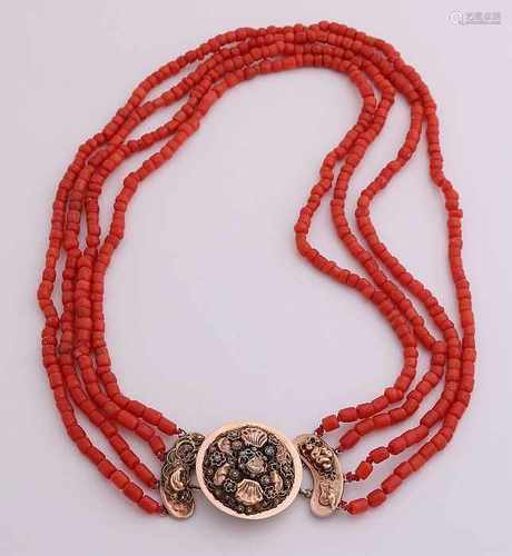 Necklace of coral with yellow gold clasp region, 585/000. Collier with 4 rows blood corals, barrel-