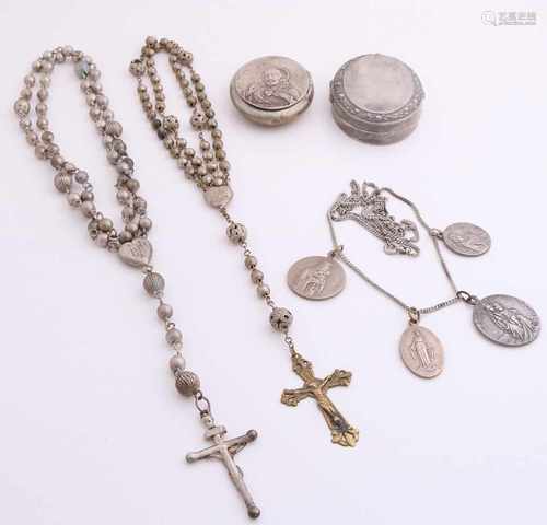 Lot with religious rosaries, one silver, 800/000, with boxes, one silver, and various small