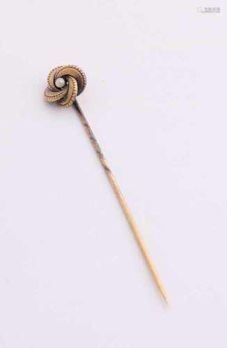 Yellow gold tie pin, 585/000, in button form with a tiny seed pearl. ø 11 mm. about 1.3 gram. In