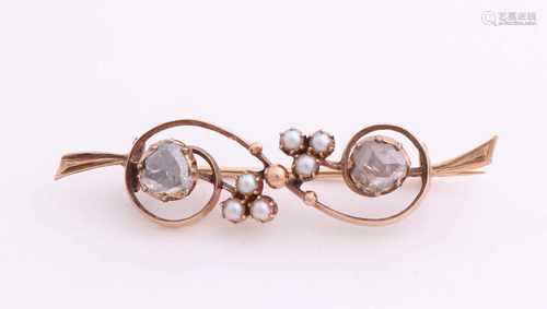 Yellow gold brooch, 585/000, with diamond and pearl. Broche with curls provided with two diamonds