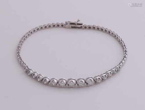 White gold bracelet, 750/000, with diamond. A bracelet extending with in the middle a 15 zetkasten