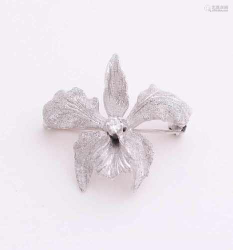 White gold brooch in the shape of a flower, 585/000, having a matted operation and set with a