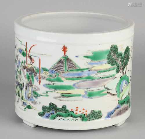 Large Chinese porcelain Family Verte penselenpot around with figures in landscape decor. Size: H