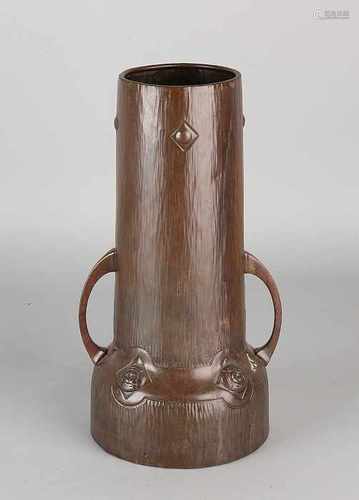 Large antique German W.M.F. Copper beaten Nouveau vase. Ostrich brand. Nr. 128. Circa 1915.