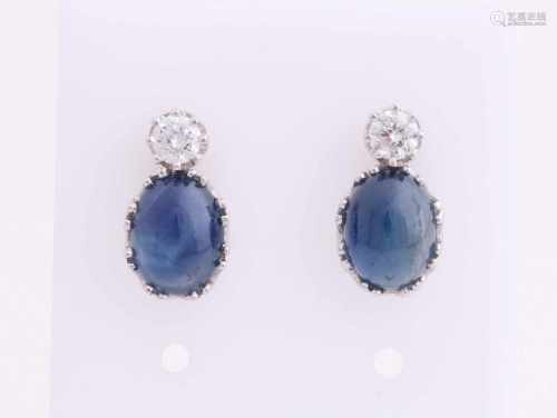White gold earrings, 750/000, with diamond and sapphire. Studs with a brilliant cut diamond, a total