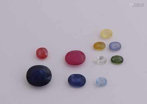 Lot with sapphires, a blue oval faceted sapphire 11.25 ca ct with colored lines, and five smaller