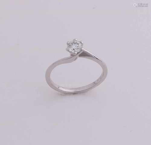 White gold solitaire ring, 750/000, with diamond. Ring with a 6-foot twisted chaton continuously out
