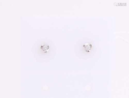 White gold solitairoorstekers, 585/000, with diamond. White gold earrings with brilliant cut
