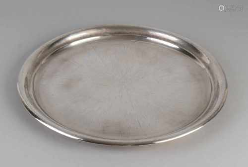 Silver tray, 835/000, round model with folded rim decorated with hammer operation. MT .: Gebr.