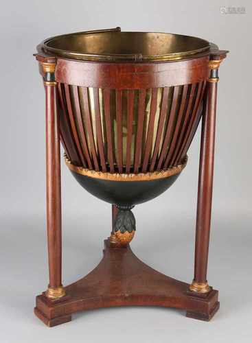 Rare mahogany Empire klassizistische tea warmer with original copper liner. Approximately 1820.