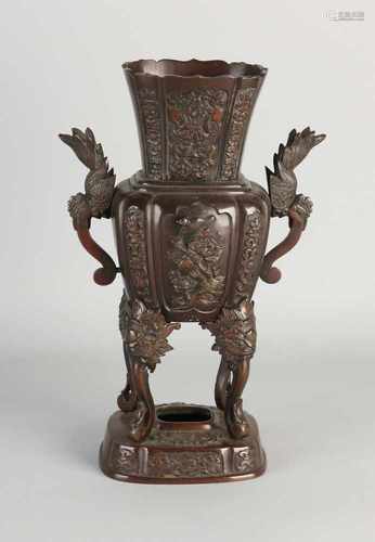 19th Century Chinese / Japanese bronze vase with floral / bird decor. Size: H 32 cm. In good