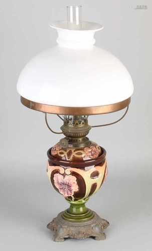 Majolica Antique kerosene lamp. Jugendstil. Circa 1910. Dimensions: H 54 x Ø 25 cm. In good