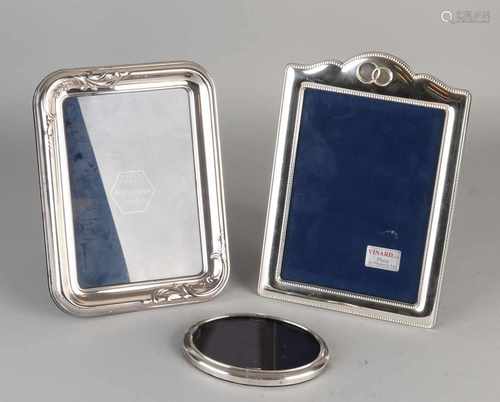 Lot with three silver photo frames, a rectangular frame decorated with beaded edge and two rings,