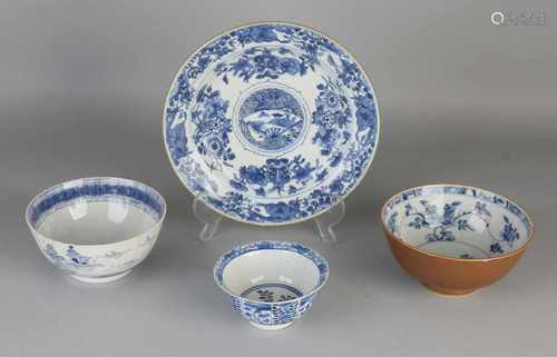 Four parts antique Chinese porcelain. Comprising: Cheng Lung board hairline. Small bowl with four