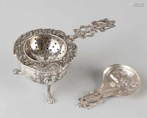 Silver tea sieve with drip tray, and tea thumb, 833/000, round tea sieve with floral surfaced