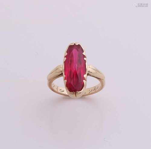 Yellow gold ring, 585/000, with a large oval faceted ruby, 7x19mm. band provided with an