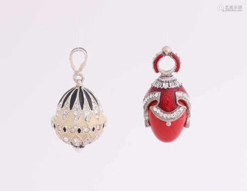 Two silver egg-hangers, 925/000, one egg-hanger with red egg-shaped element comprises in a silver