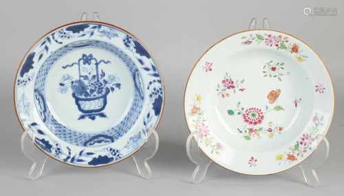 Two 18th century Chinese porcelain papborden. One time with vase decor, blue and white, minimal