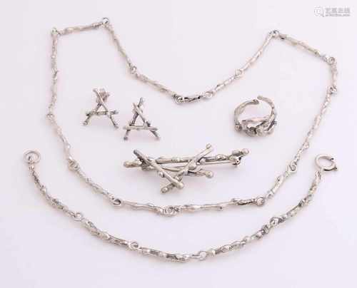 Silver jewelery, 835/000, with a choker, bracelet, ring having open appeared, studs, and a brooch.