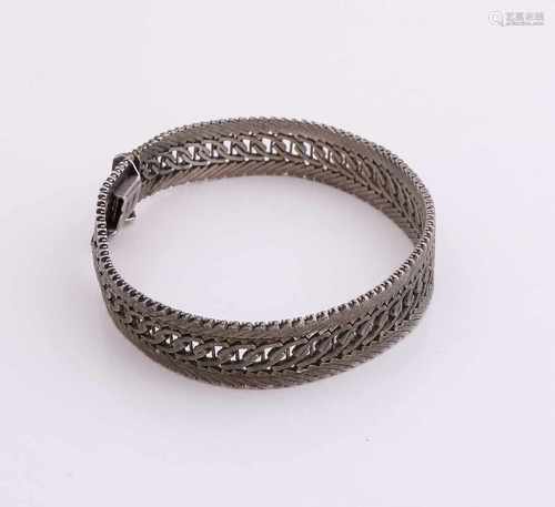 Silver bracelet, 835/000, with an openwork link. Equipped bakslot and safety. Width 11.5mm. length