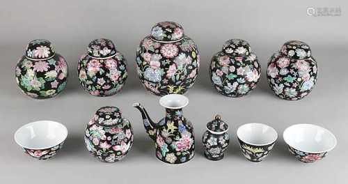 11x Chinese porcelain. Family Noir. 20th century. Among other things: Ginger pots, vases, et cetera.