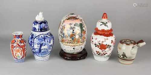 Five times Japanese porcelain. 19th - 20th Century. Consisting of: Kutani cover vase, vase Imari lid